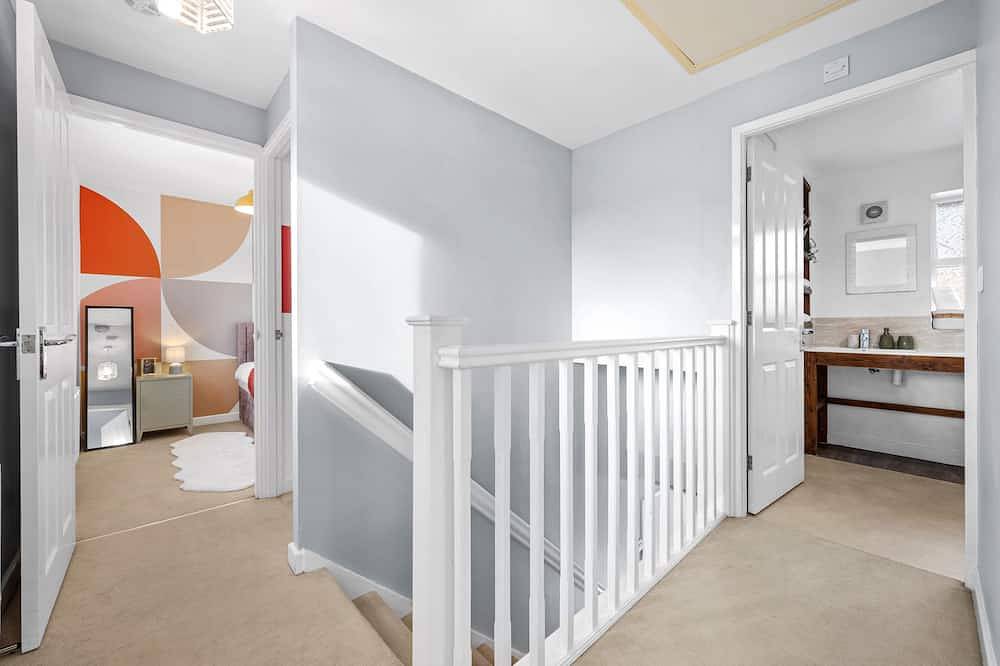 Modern 3 Bedroom House w/Parking, Garden, Wi-Fi Sleeps 7 in Manchester, Greater Manchester