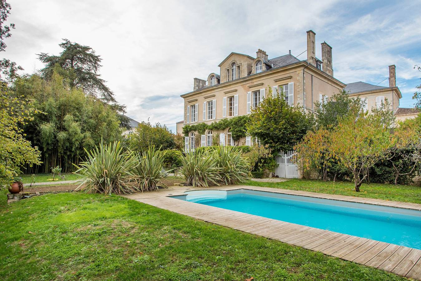 Maison de maître avec piscine privée, terrasse privée et Wi-Fi in Fontenay-le-Comte