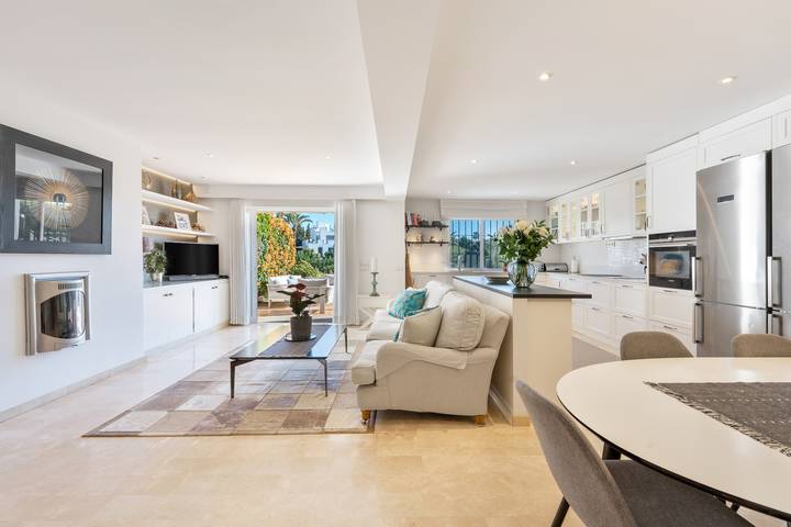 Ferienhaus 'Schönes 4-Schlafzimmer-Reihenhaus' mit Gemeinschaftspool, Wlan und Klimaanlage in Marbella West, Marbella