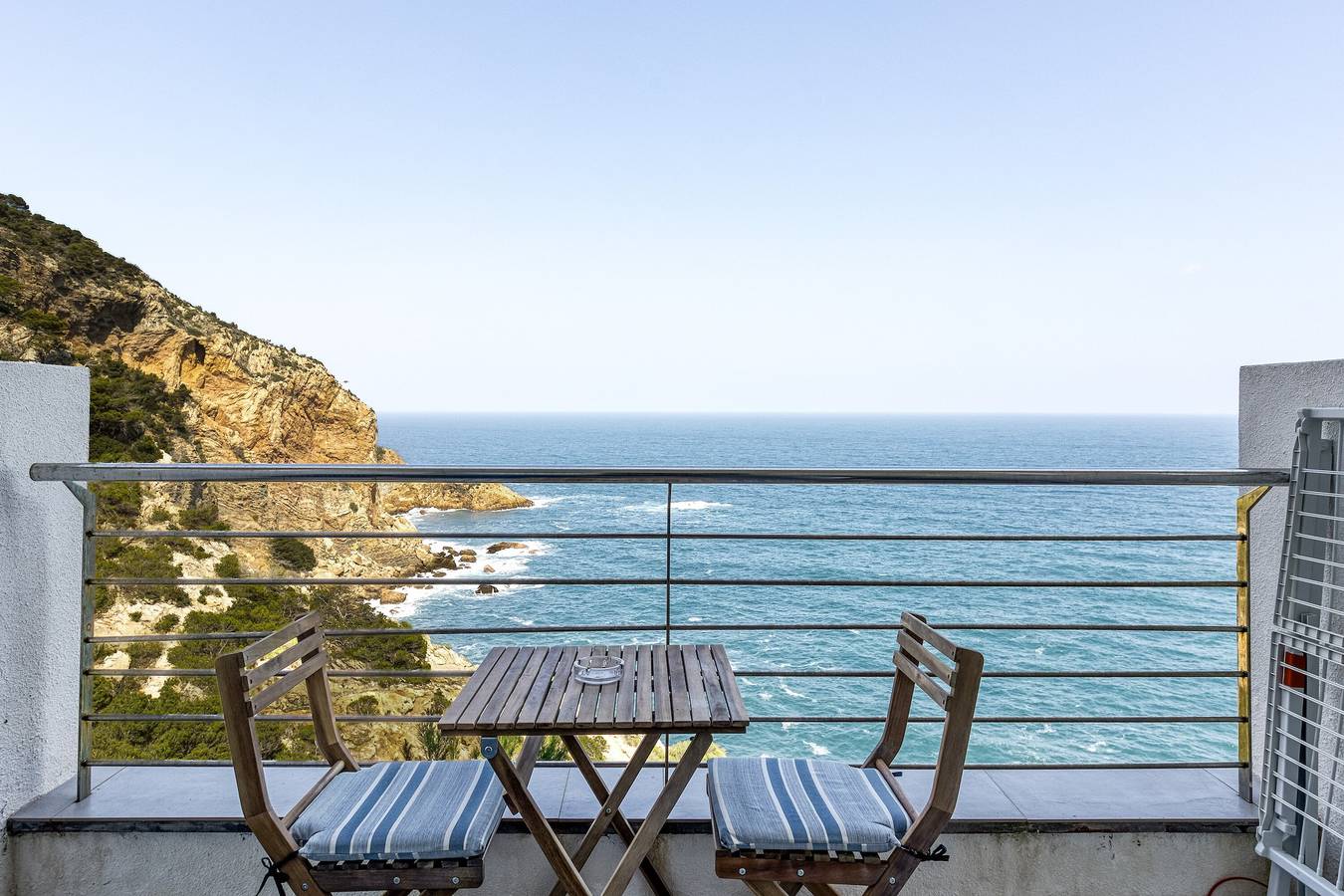 Monolocale intero, Icaros 4, monolocale nel sito più bello di Begur su una scogliera sopra il mare in sa Tuna, Begur