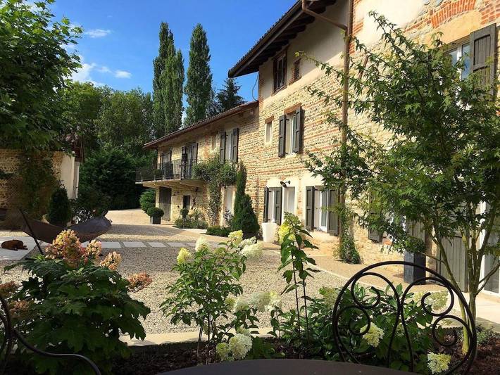 Location de vacances pour 2 personnes, avec Terrasse et Jardin ainsi que Piscine et Vue dans Certines