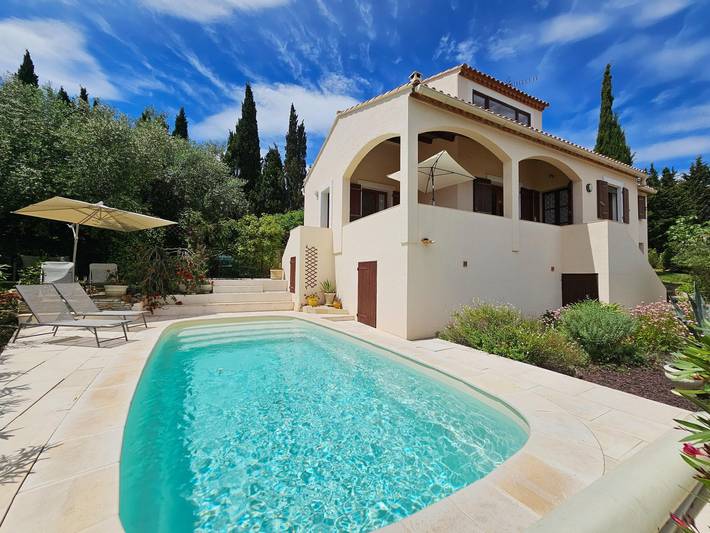Gîte pour 6 personnes, avec piscine ainsi que jardin et terrasse, animaux acceptés à Montouliers