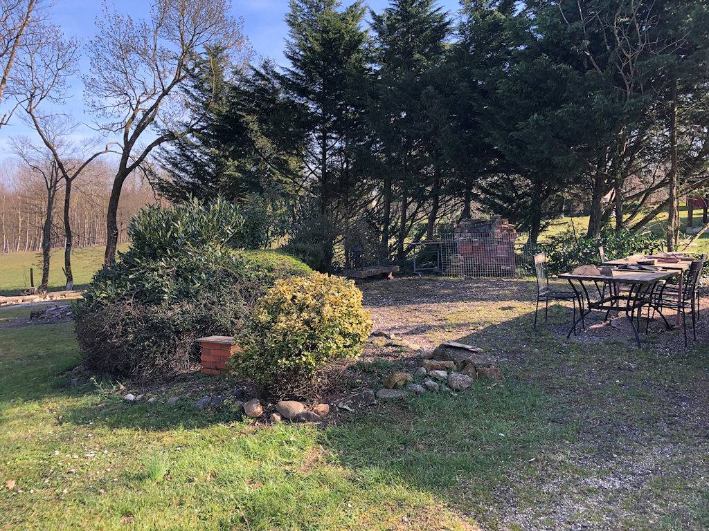 Gîte à l'Ombre des Acacias in Torpes, Région de Louhans