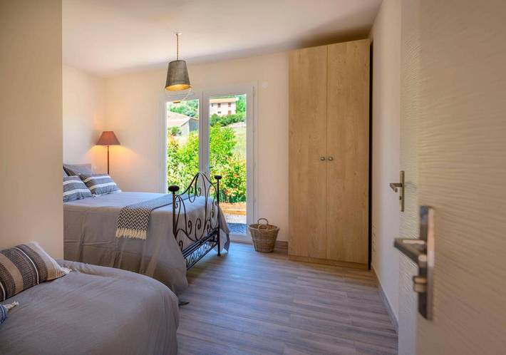 Location de vacances pour 5 personnes, avec jardin ainsi que piscine et jacuzzi à Berlou - 2