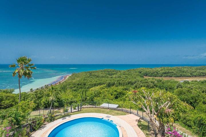 Location de vacances pour 8 personnes, avec jardin ainsi que piscine et terrasse dans Plage des Salines