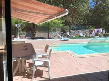 Gîte pour 8 personnes, avec jardin ainsi que piscine et terrasse, animaux acceptés à Forcalqueiret