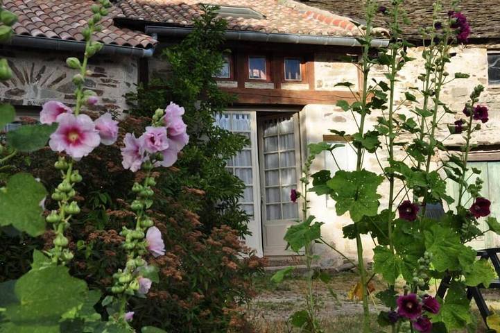 Location de vacances pour 2 personnes, avec terrasse ainsi que piscine et jardin à Ferrals-les-Montagnes