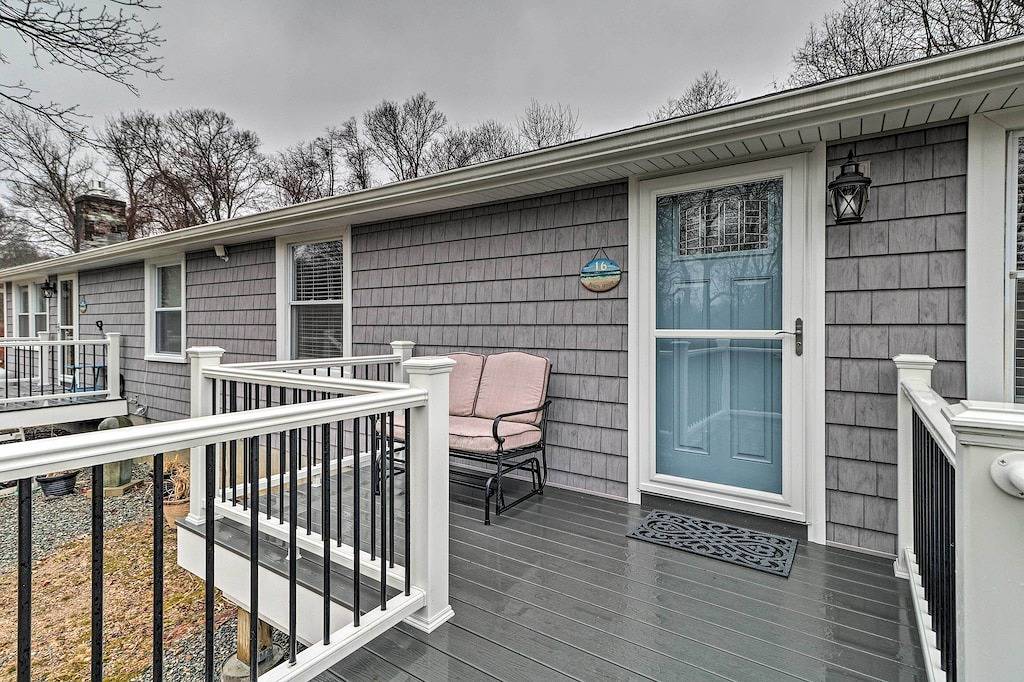 Neu! Küstenurlaub mit Veranda, in der Nähe von Niantic Beach! in Connecticut