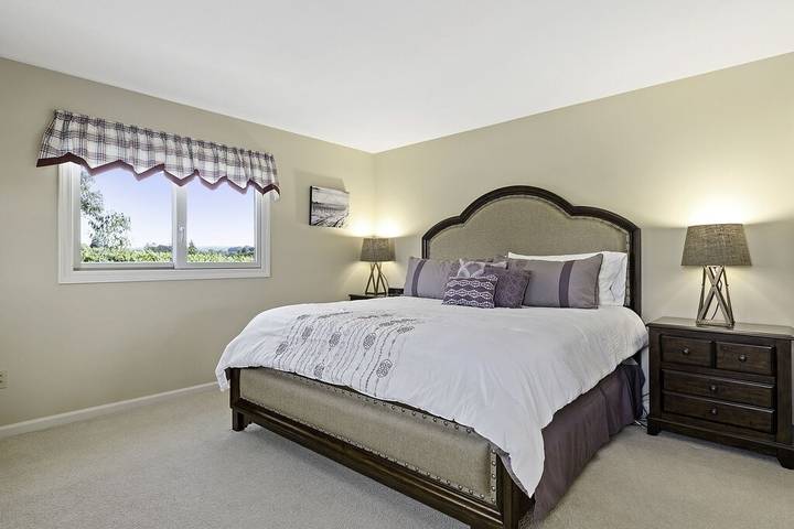 Vacation home for 10 people, with hot tub and balcony as well as yard in Russian River