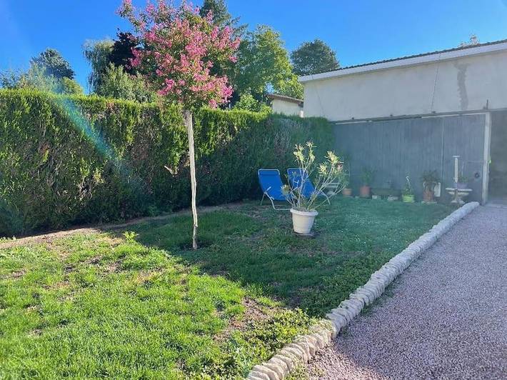 Gîte pour 6 personnes, avec jardin dans Trézelles