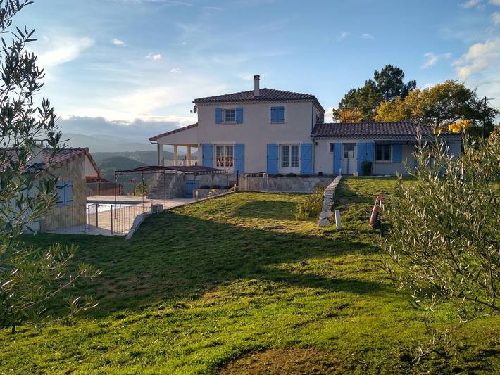 Gîte pour 12 personnes, avec piscine à Chambonas