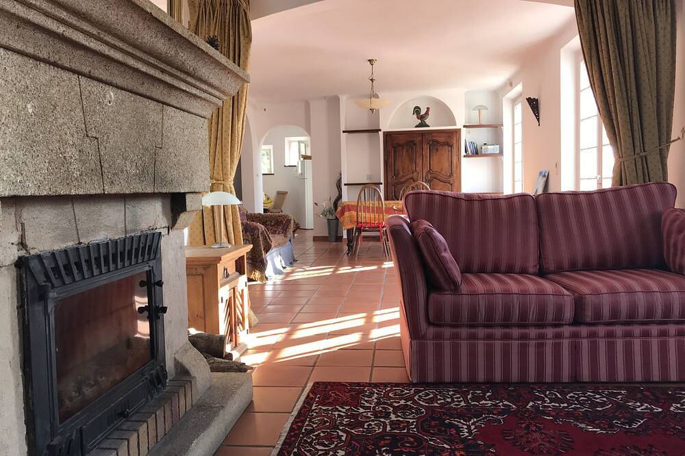 Abgelegene Villa mit großem Pool und Grundstück, fünf Schlafzimmer für 9-12 Personen in Figanières, Draguignan Region