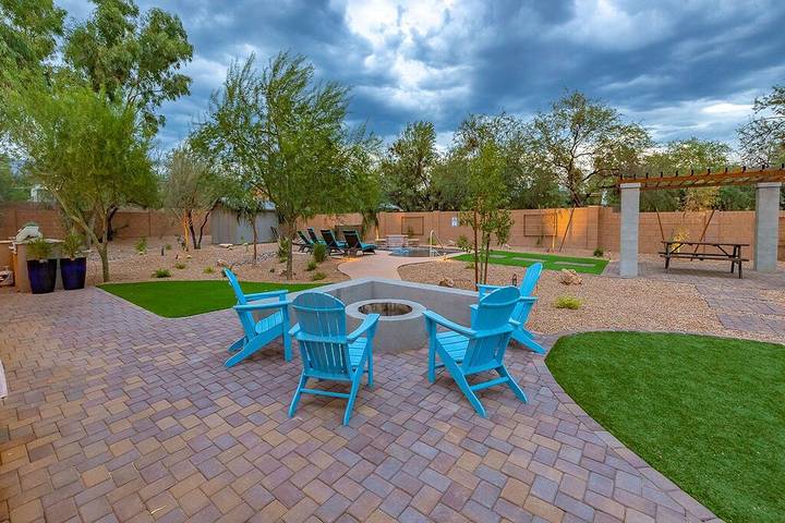 Vacation rental for 11 people, with hot tub and balcony as well as yard and pool, with pets in Catalina Foothills