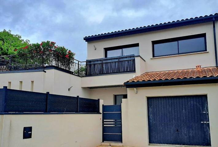 Location de vacances pour 10 personnes, avec piscine et sauna ainsi que balcon et jacuzzi à Saint-André-de-Sangonis