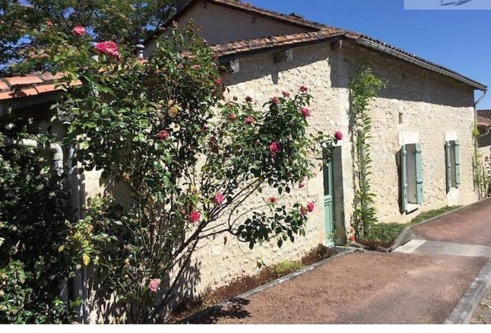 Location de vacances pour 8 personnes, avec Terrasse ainsi que Jardin et Piscine à Saint-Antoine-Cumond