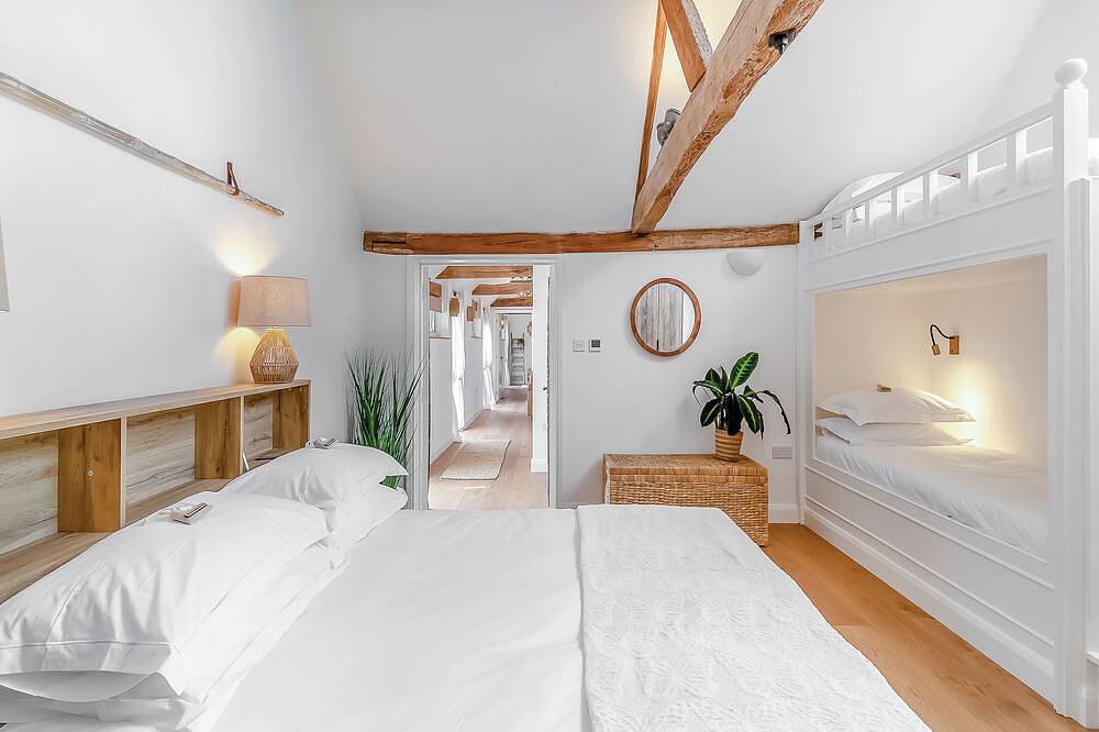 Weston Cottage in Woking, Surrey