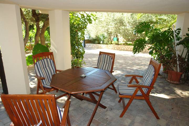 Apartament wakacyjny dla 5 osób, z balkon/ taras w Mandre