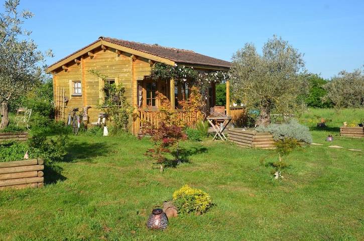 Gîte pour 2 personnes, avec terrasse ainsi que vue et jardin à Pontigny
