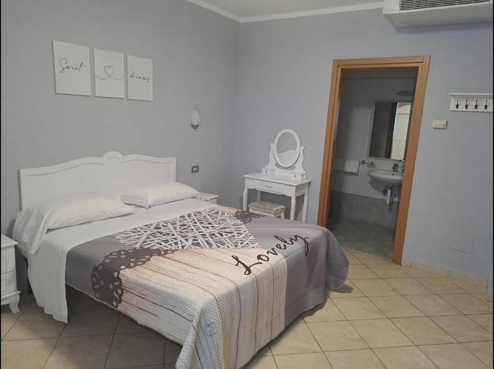 Hôtel pour 4 personnes, avec bassin pour enfant et piscine ainsi que jacuzzi et balcon, adapté aux familles