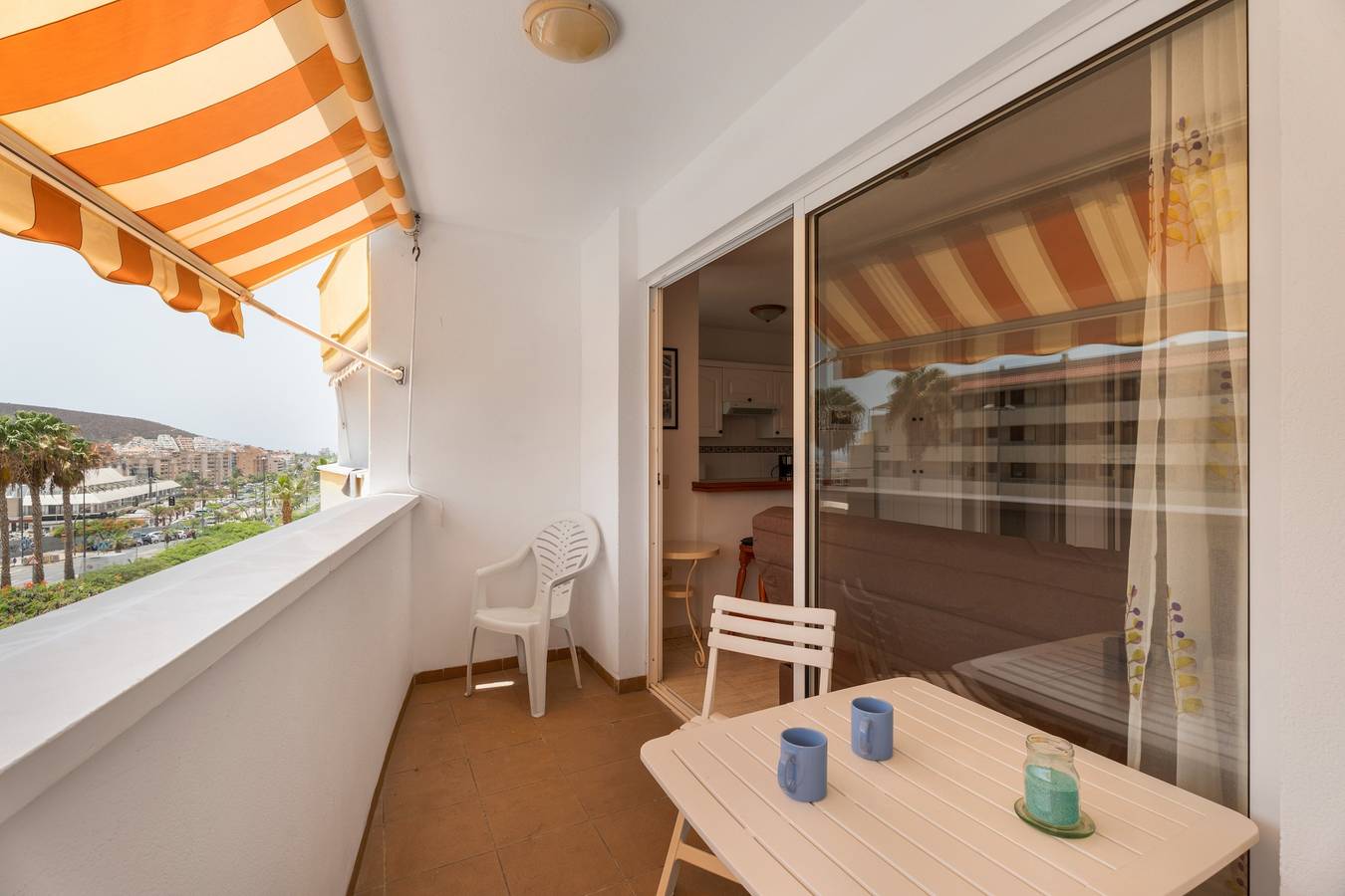 Ganze Wohnung, Ferienwohnung 'Central Los Cristianos' mit Bergblick, Gemeinschaftspool und Wi-Fi in Los Cristianos, Arona