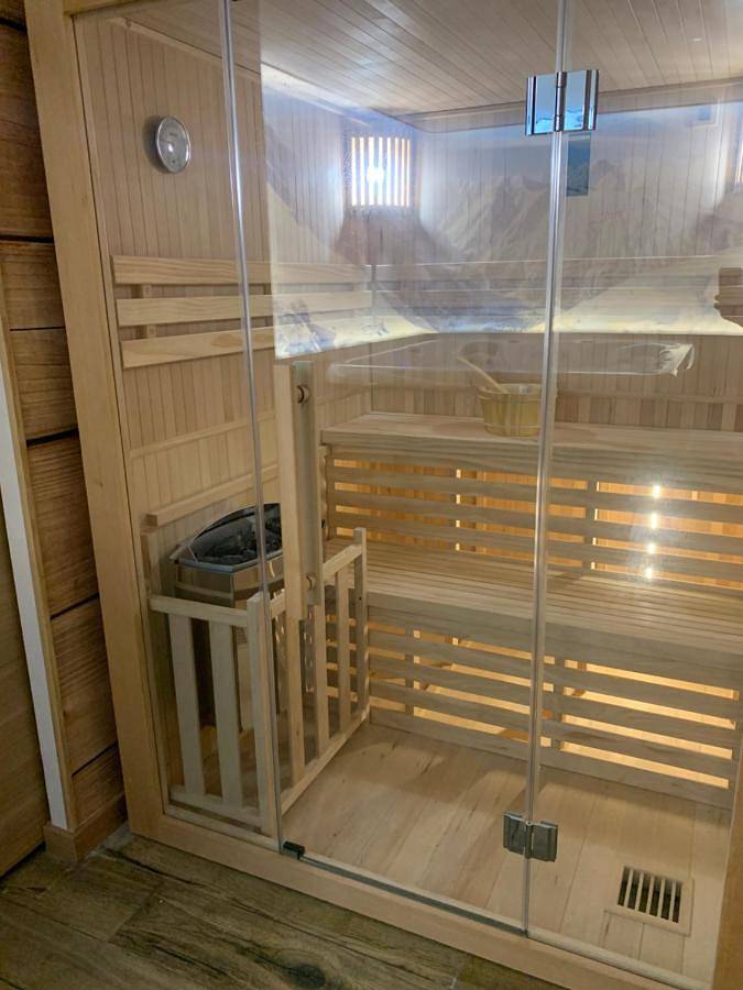 King Room with Spa Bath in Annemasse, Région de Saint-Julien-en-Genevois