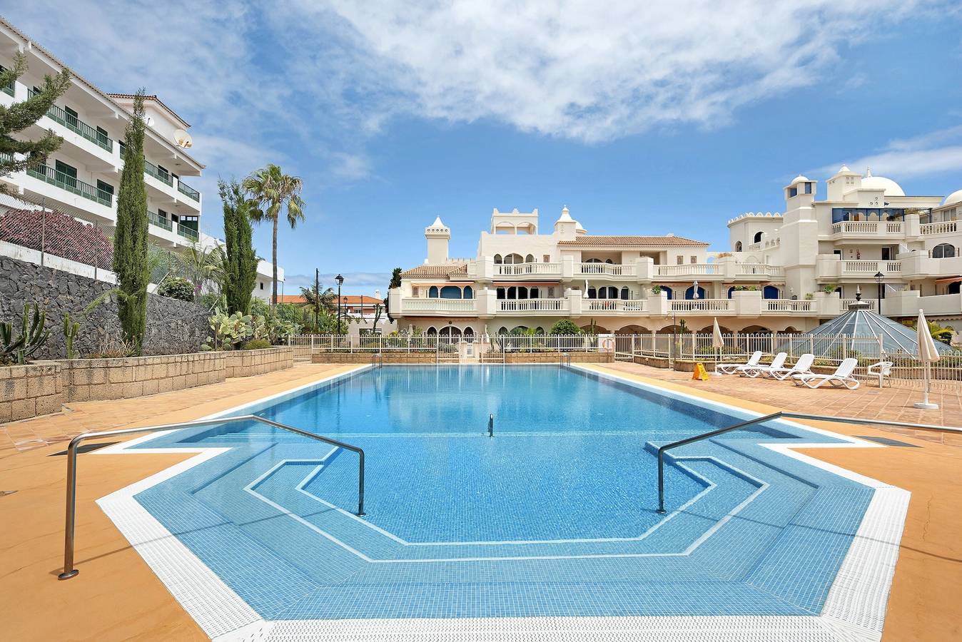 Apartamento entero, "Apartamento Parque Lotos" con vistas a la montaña, piscina, Wi-Fi y terraza in El Durazno, Puerto de la Cruz