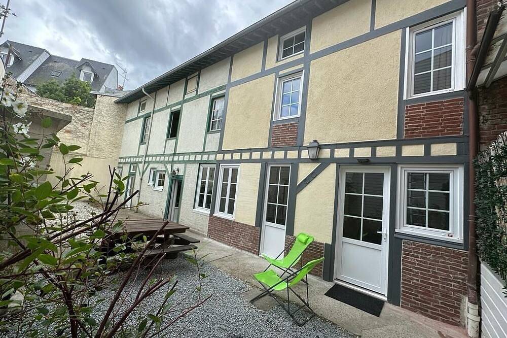Small house with courtyard on market square in town center in Deauville, Lisieux und Umgebung