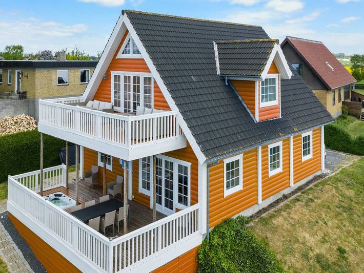 Ferieudlejning for 10 personer, med balkon og sauna på Langeland