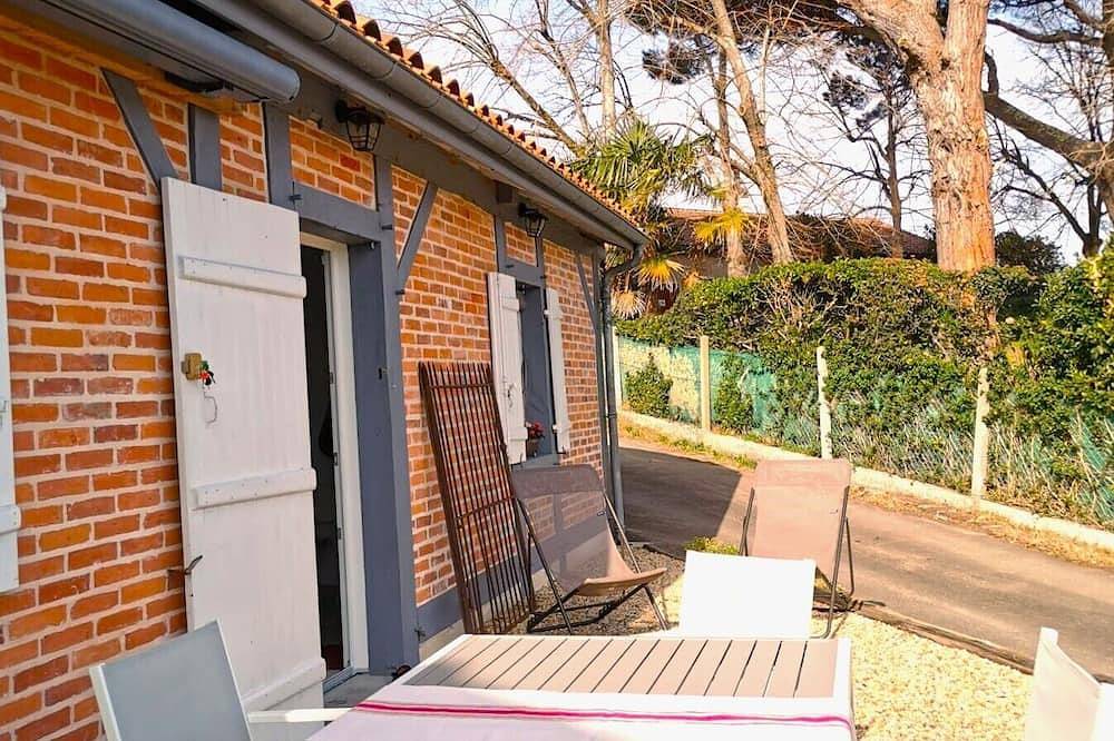 Charming little Landaise house, completely renovated, in the heart of a pretty village. in Léon (France), Côte d’Argent