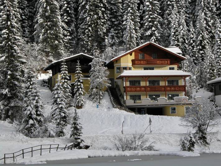 Ferienhaus für 8 Personen, mit Balkon und Terrasse sowie Ausblick und Seeblick am Zauchensee