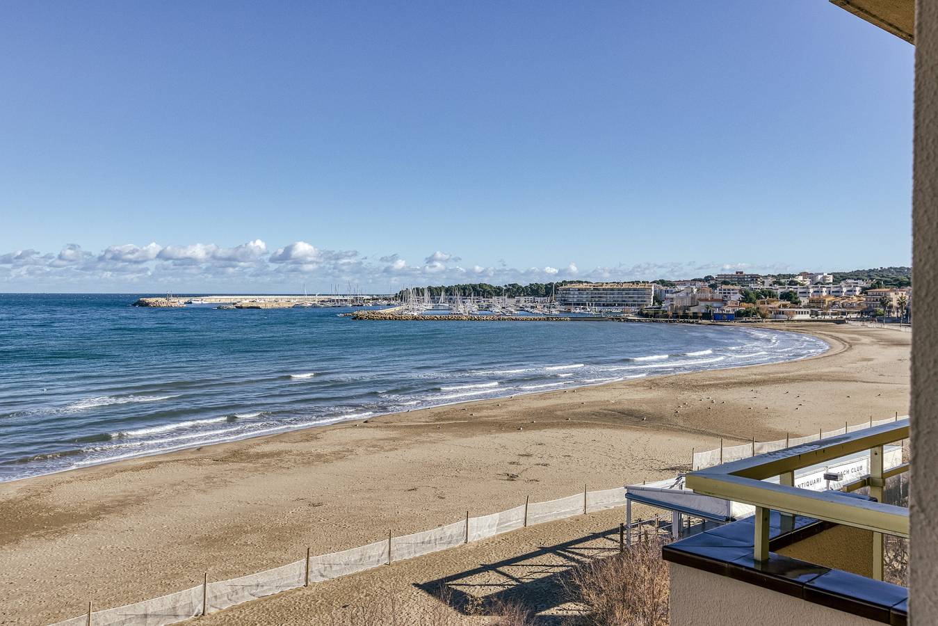 Entire apartment, Apartment 'Platja Mar 3º' with Sea View and Balcony in l'Escala, Upper Empordà