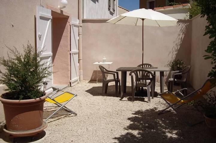Holiday rental for 4 people, with pool and terrace as well as garden in Marseille