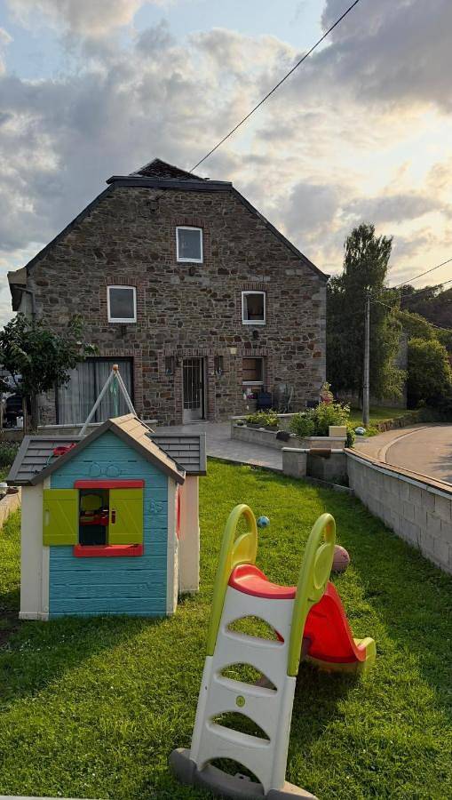 Maison d’hôte pour 4 personnes, avec jardin et vue dans Hargimont