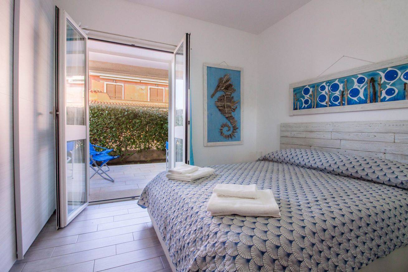 Entire apartment, Guesthost - Gabbiano Lovely Flat with Veranda in Palau (town), Palau (Sardinia)