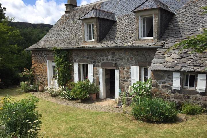 Location de vacances pour 7 personnes, avec jardin et terrasse dans le Cantal