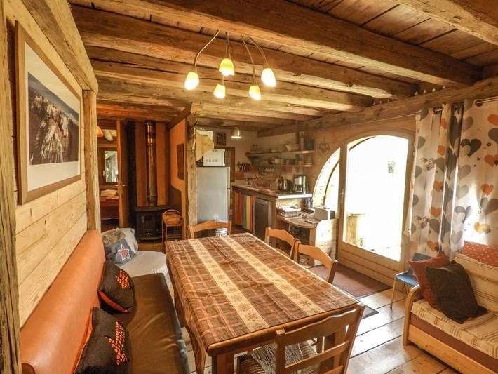 Gîte pour 6 personnes, avec terrasse, animaux acceptés à Les Déserts - 2