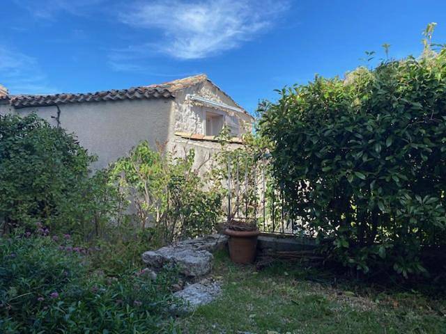 Gîte pour 6 personnes, avec Terrasse ainsi que Jardin et Vue à Villemus