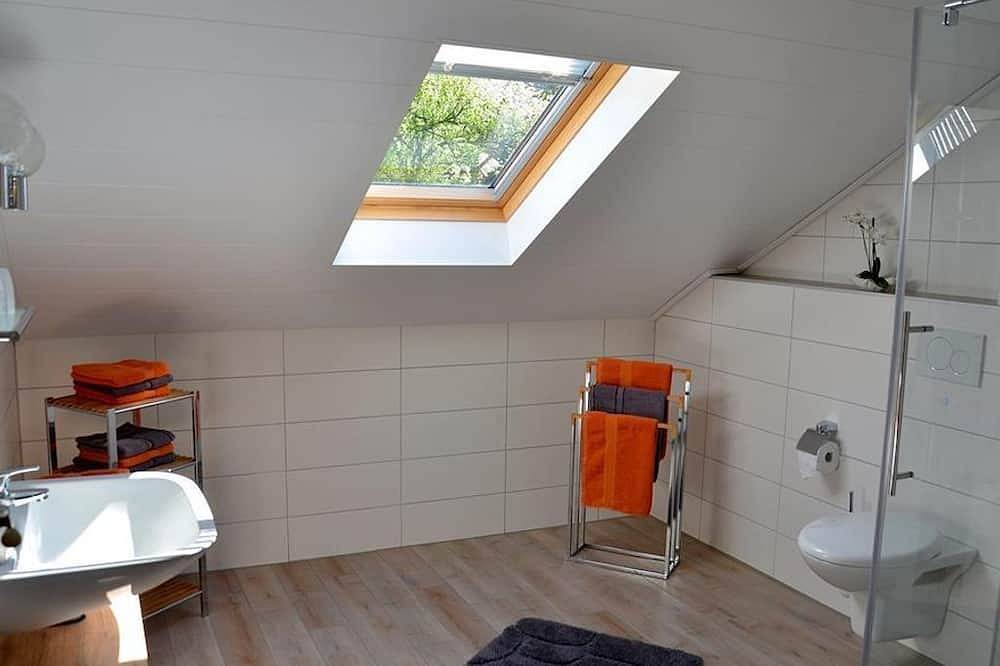 Ganze Wohnung, Ferienwohnung Weber - 4-Bett-Ferienwohnung mit Balkon in Kalt, Osteifel