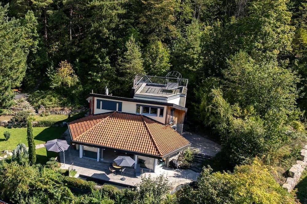Ferienhaus hoch über dem Taubertal mit fantastischem Weitblick, Dachterrasse, 2000qm  großem Grundstück und Kamin in Lauda-Königshofen, Stuttgart Region