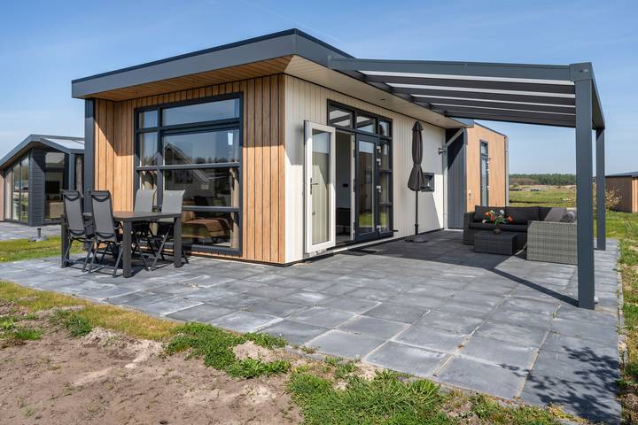 Ferienhaus für 4 Personen, mit Seeblick und Kinderpool sowie Sauna