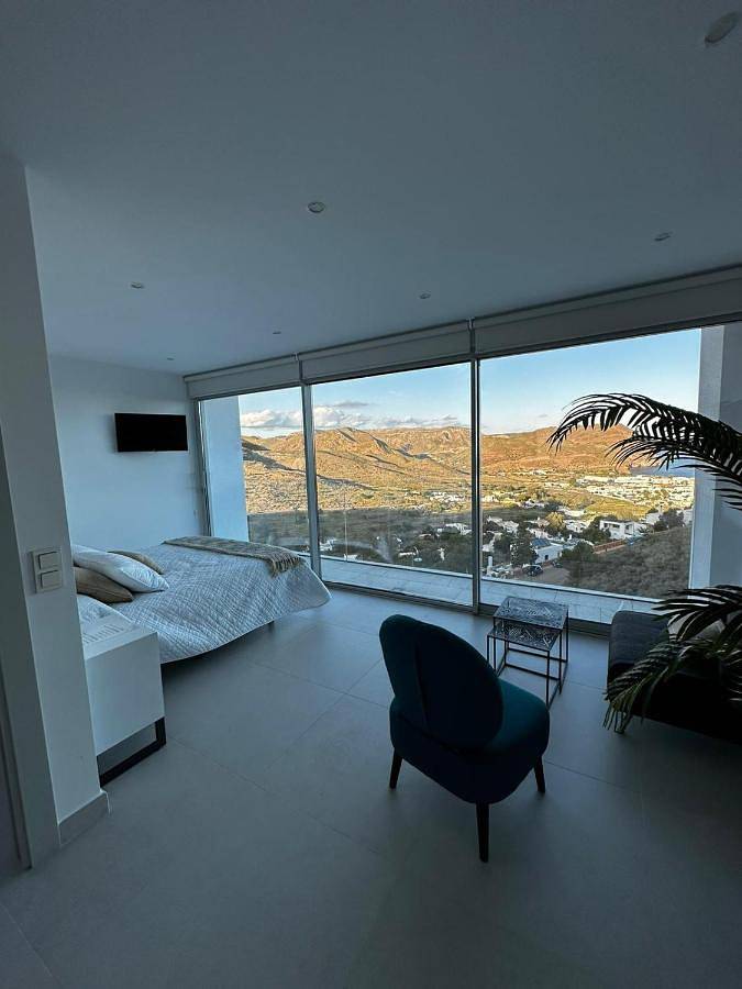 Chalet para 10 personas, con vistas además de terraza y piscina - 1