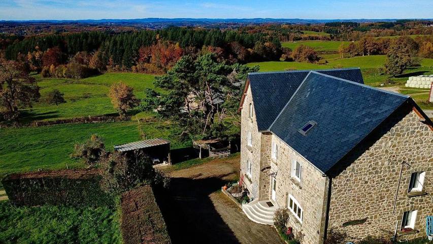 Location de vacances pour 15 personnes, avec vue et jardin, adapté aux familles dans Saint-Exupéry-les-Roches