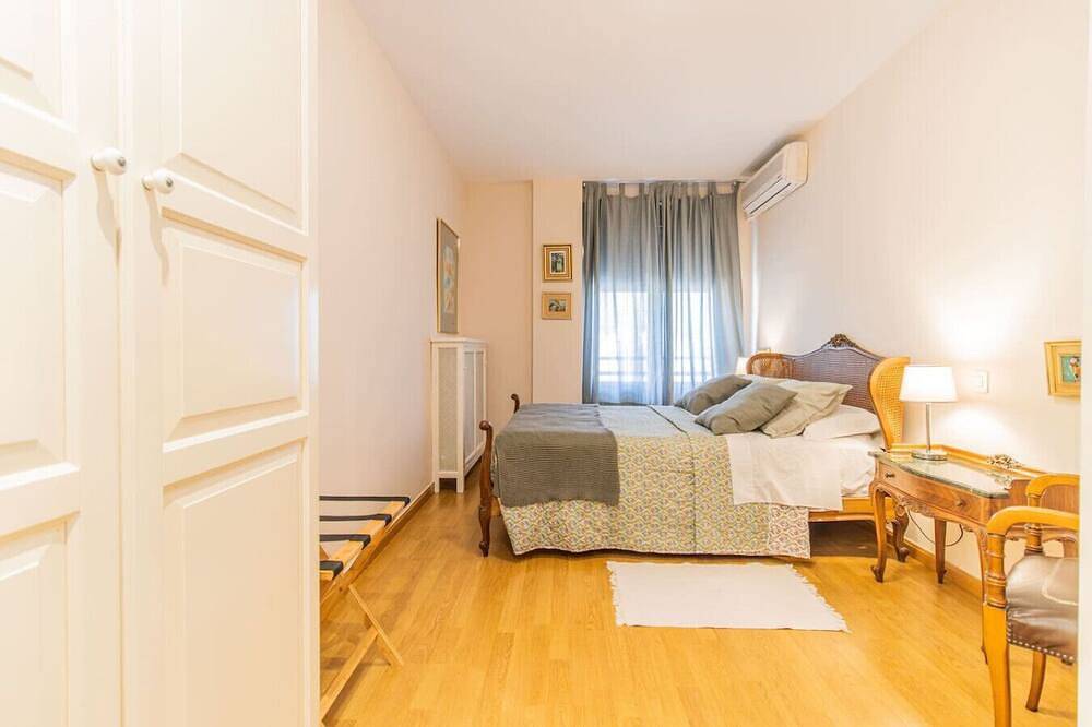 Entire apartment, Relax Above the City - Terrace, Views & Comfort in Huesca, Huesca Province