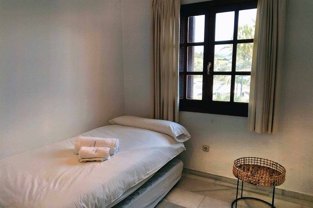 Casa adosada en primera línea de playa. in Playa de Guadalobon, Estepona