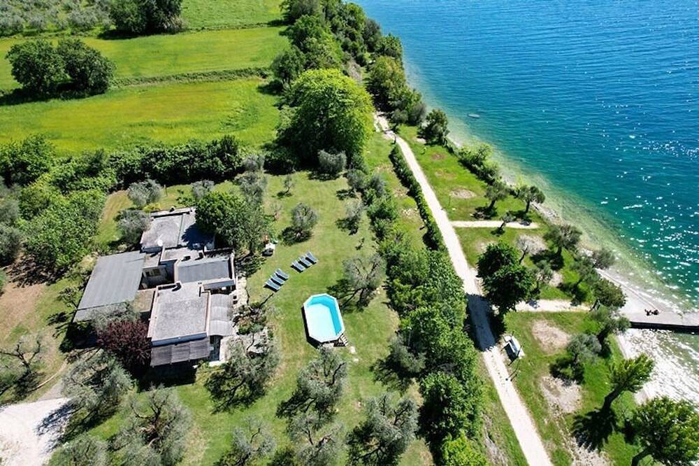 Casa Raffaella: Waterfront private villa, private Pool, near town and lake in Moniga del Garda, Gardasee-Berge