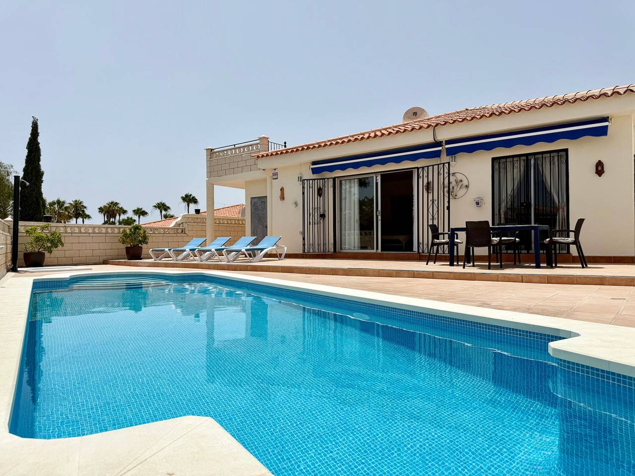 Haustierfreundliche Villa Azul in Strandnähe mit Pool, Garten, Klimaanlage und Wlan in Sueno Azul, Adeje