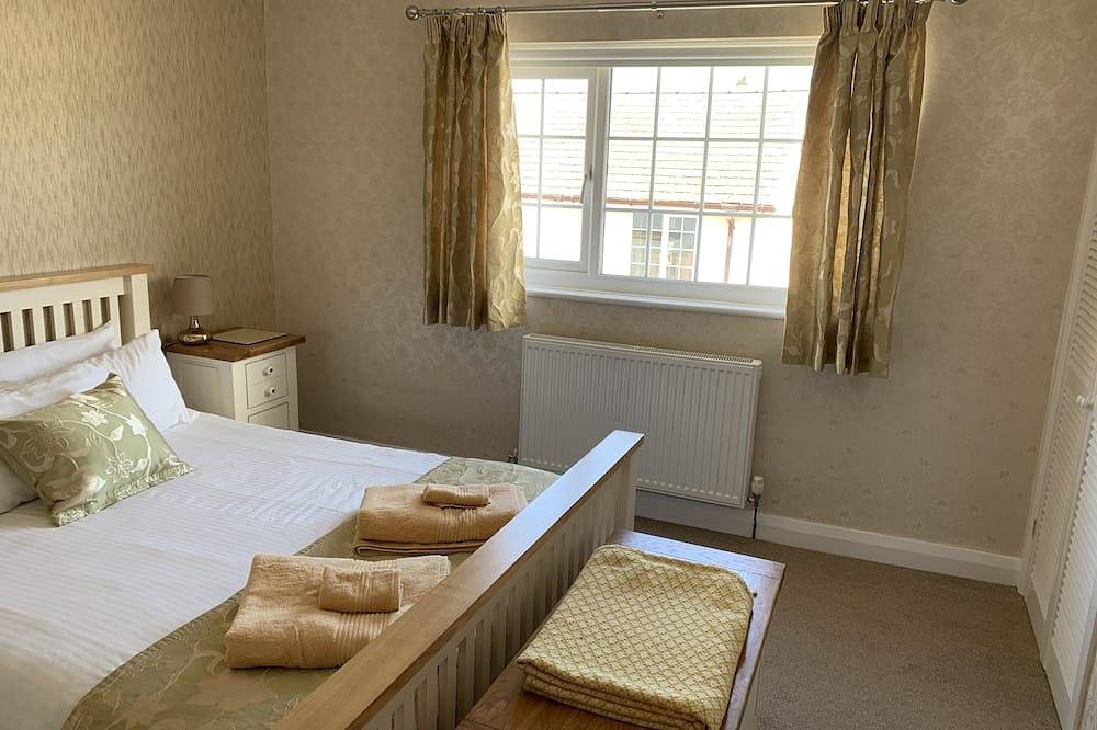 Conwy quaint cottage sleeps 4 + cot, fast Wifi , private enclosed courtyard in Conwy, Snowdonia