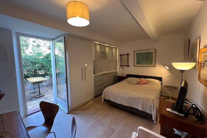 Appartement entier, Au coeur du village, studio standing 17m2, terrasse fleurie 9 m2, climatisation in Hyeres, Côte méditerranéenne (France)