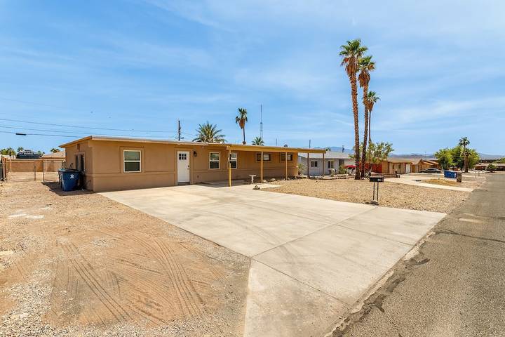 Vacation rental for 11 people, with yard and terrace in Lake Havasu City