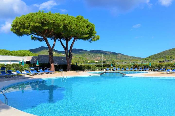 Vakantiepark voor 3 personen, with Terras and Tuin as well as Kinderzwembad and Zwembad op Elba